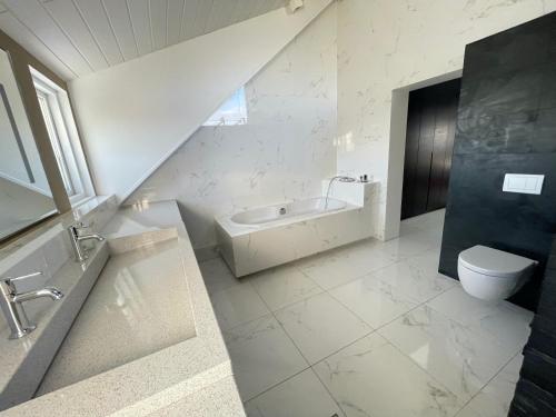 雷克雅未克Big Villa centrally located in Reykjavik的白色的浴室设有水槽和卫生间。