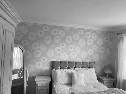 赫尔Cosy 3-bed house的一张黑白相间的一张带一张床的卧室照片