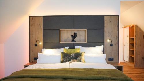 OberhaagKOASA HOF Bed and Breakfast的一间卧室配有一张大床和黑色床头板