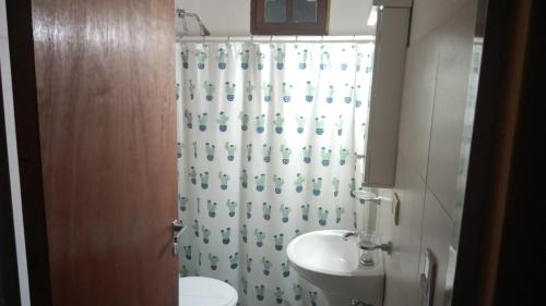 乌尼翁镇HOTEL FINCA AMANCAY的一间带水槽和淋浴帘的浴室