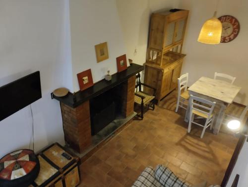 皮蒂利亚诺La casa di sally的客厅设有壁炉和桌子