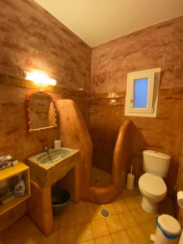 纳乌萨Nikos Country House的浴室设有卫生间、水槽和卫生间。