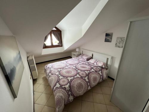利莫内皮埃蒙特Les Deux Citrons的阁楼上的卧室配有一张大床
