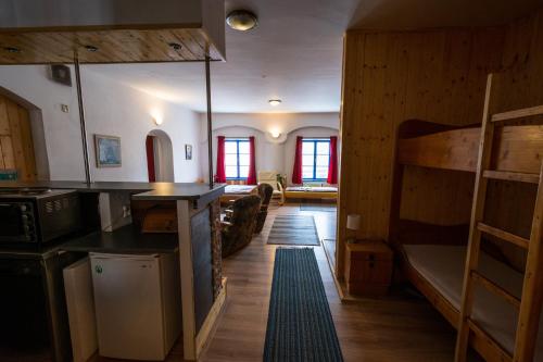 塔博尔Red Point的一间带双层床的房间和一间客厅