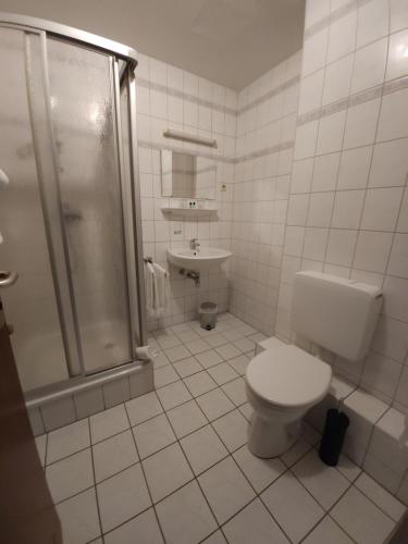RodewischHotel Garni的带淋浴和卫生间的白色浴室