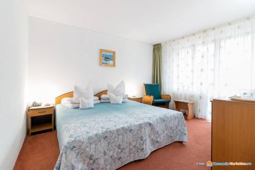 杜劳布拉杜尔酒店的酒店客房设有床和窗户。