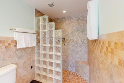 棕榈泉Desert Willow Mod Permit# 5268的带淋浴、卫生间和盥洗盆的浴室