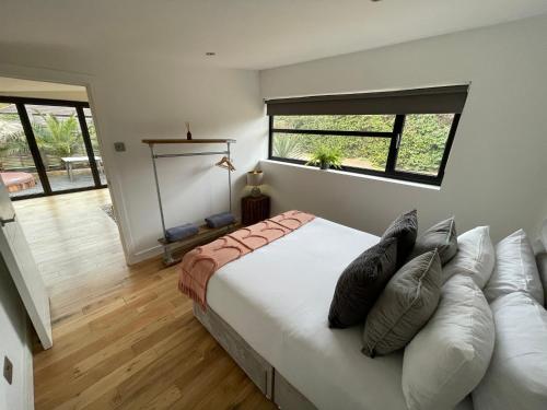 斯坦斯River guest house with jacuzzi fire and boat hire的卧室配有带枕头的床铺和窗户。