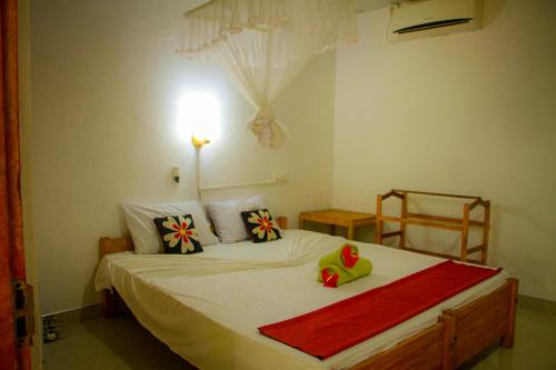 锡吉里亚Travelodge Sigiriya的卧室配有带枕头的大型白色床