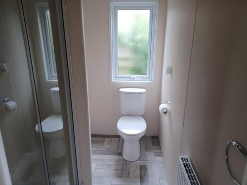 德科克斯多普Chalet duunzicht Texel的一间带卫生间和窗户的浴室
