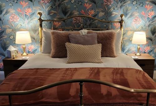 惠特比佛罗伦萨宾馆的一间卧室配有一张大床和两盏灯