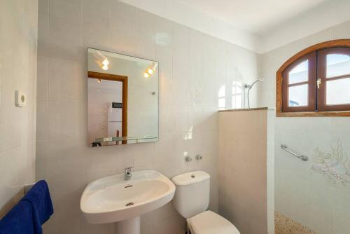 查德尔帕罗奥Precioso apartamento para nudistas y naturistas.的一间带水槽、卫生间和镜子的浴室