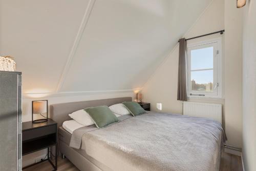 卡兰茨奥赫Villa Vermeer的白色的卧室设有床和窗户