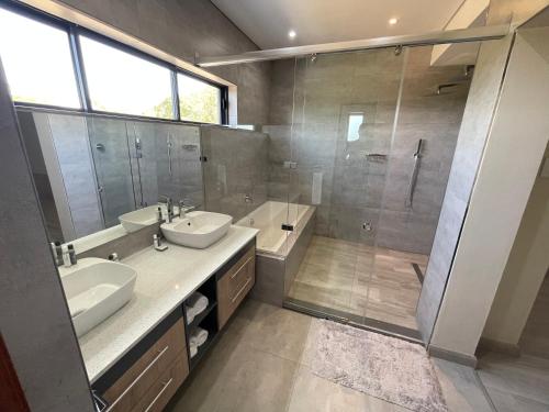 纳布姆斯普雷特VENNIC VILLA (Euphoria 135)的大型浴室设有水槽和淋浴。