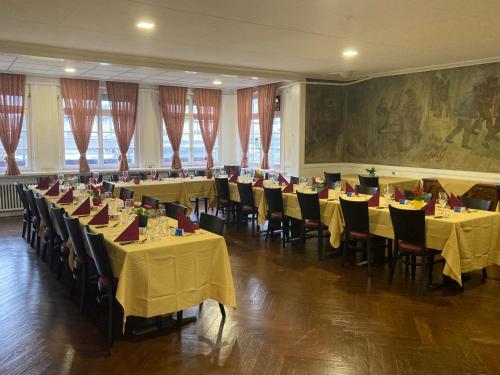 HerzogenbuchseeHotel da Luca的用餐室配有桌椅和黄色桌布