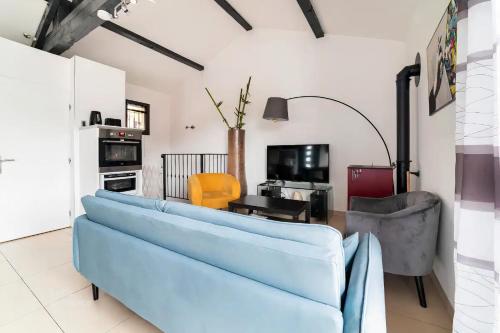 维里尔·杜·拉克Veyrier du lac petite maison proche d'Annecy的客厅配有蓝色的沙发和椅子