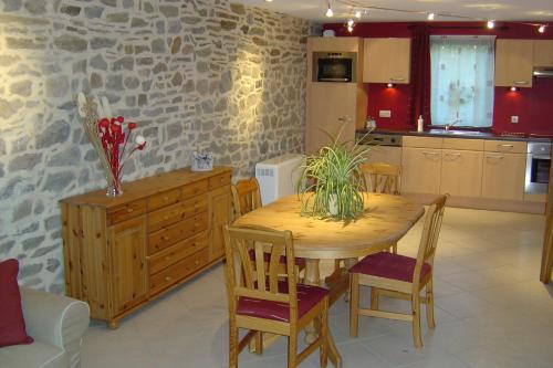 雅莱法奈旁乡村度假屋的厨房以及带木桌和椅子的用餐室。