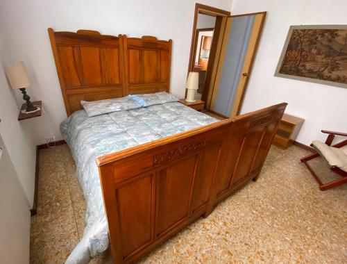 LipomoVillino Carla的一间卧室配有一张大木床和镜子