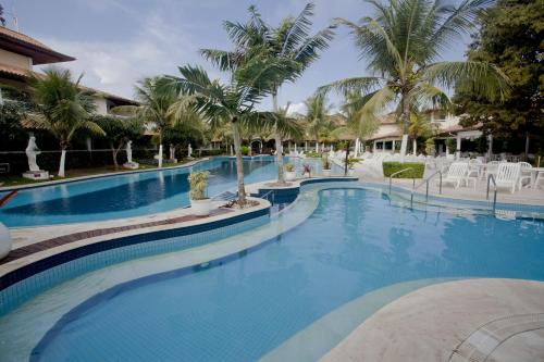 布希奥斯Hotel Atlântico Búzios Convention的度假村内一座种有棕榈树的大型游泳池