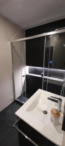 波尔图504 New Apartment Galé的浴室设有白色水槽和镜子