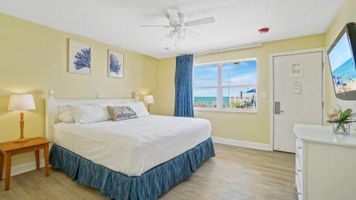 马拉松古伦斯海滨度假酒店的一间卧室设有一张床和一个窗口