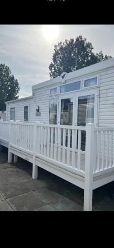 布莱克浦3 bedroom luxury caravan haven, marton mere的白色移动房屋 - 带白色围栏
