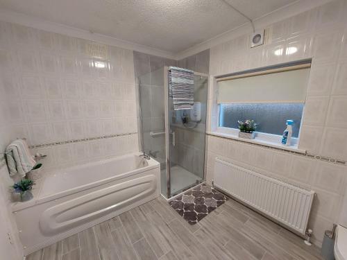 DoogortSeaview Cottage Dugort Achill Island的设有带浴缸和淋浴的浴室。