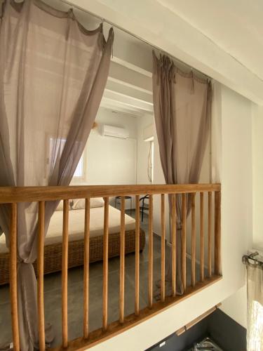卡尔维DUPLEX CALVI DIRECT PLAGE的一间卧室配有两张双层床和窗帘