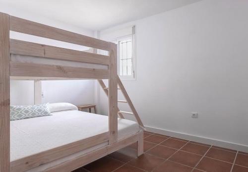 圣何塞Casa La Granatilla, San José的一间卧室设有两张双层床和一扇窗户。