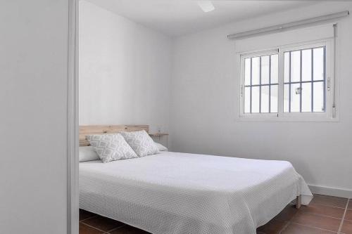 圣何塞Casa La Granatilla, San José的白色的卧室设有床和窗户