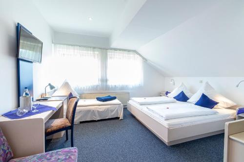登肯多夫施图本-莫扎特酒店的酒店客房设有两张床和一张桌子。