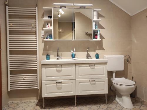 弗尔博夫斯科FILUTE的浴室配有白色水槽和卫生间。