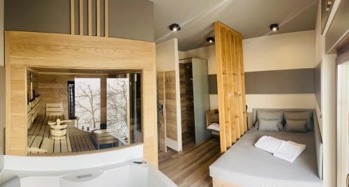 ZavrčTuristična Kmetija Pungračič的一间卧室设有一张床和一间客厅。