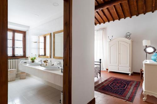 蒙泰斯佩尔托利Casa Vacanze Rondini Blu的一间带两个盥洗盆和大镜子的浴室