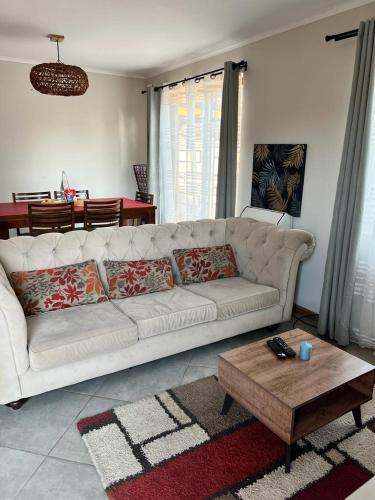 塔尔卡Casa Sector Oriente Talca的客厅配有白色沙发和茶几
