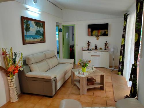 Saint-PierreVilla La Philomène - entre mer et montagne的客厅配有沙发和桌子