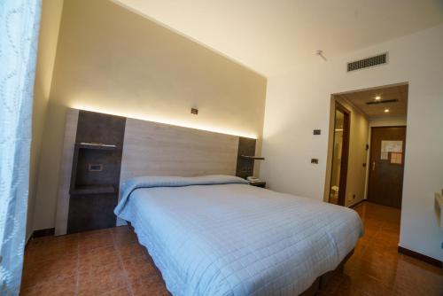 Rocchetta Nervina拉歌宾酒店的卧室配有一张白色大床