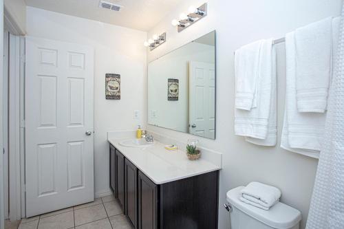基西米Family Friendly 4 Bedrooms with GameRoom close to Disney in Compass Bay 5103的一间带水槽、镜子和卫生间的浴室