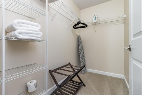 皮奥里亚ConTemporary Stay in Central Peoria的一间带毛巾架和毛巾的浴室