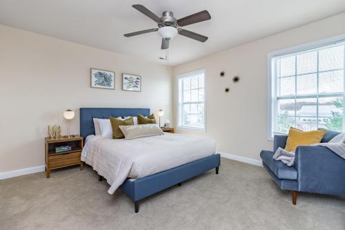皮奥里亚ConTemporary Stay in Central Peoria的一间卧室配有蓝色的床和蓝色椅子