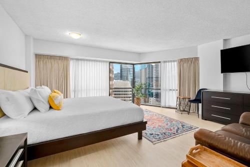 檀香山Hale Kekai on Bishop 2412 - 30-Day Minimum的酒店客房,配有床和电视