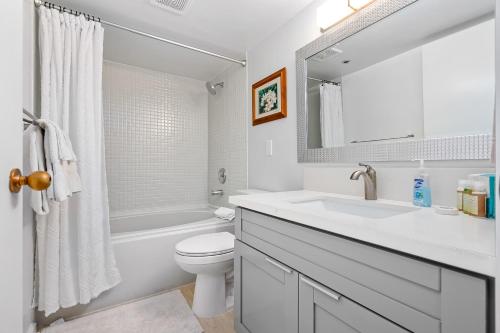 檀香山Hale Kekai on Bishop 2412 - 30-Day Minimum的白色的浴室设有水槽和卫生间。