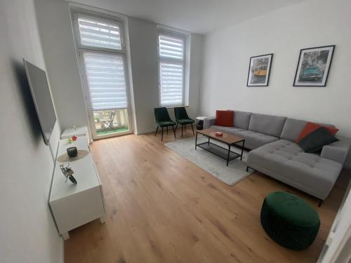 克雷费尔德2Zimmer Apartment mit Stellplatz的客厅配有沙发和桌子