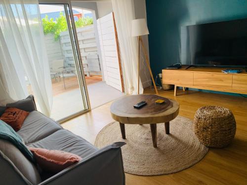 圣马丁岛Colors by MG2的带沙发和咖啡桌的客厅