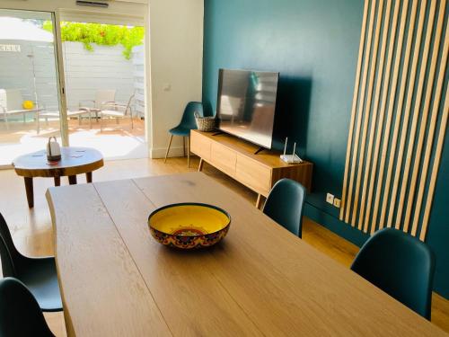 圣马丁岛Colors by MG2的客厅配有木桌和电视。
