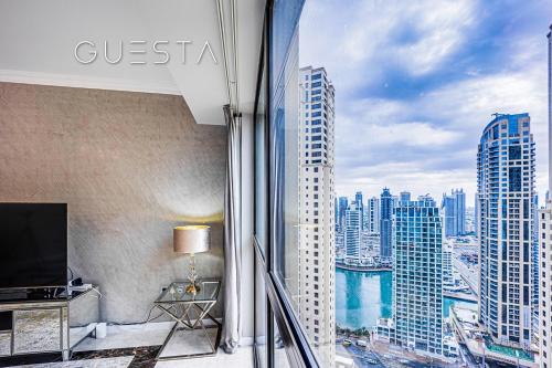 迪拜Jumeirah Beach Residence, Dubai Marina的客房设有大窗户,享有城市美景。