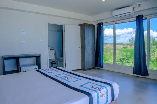南迪Sailors Beach Fiji的一间卧室设有一张床和一个大窗户
