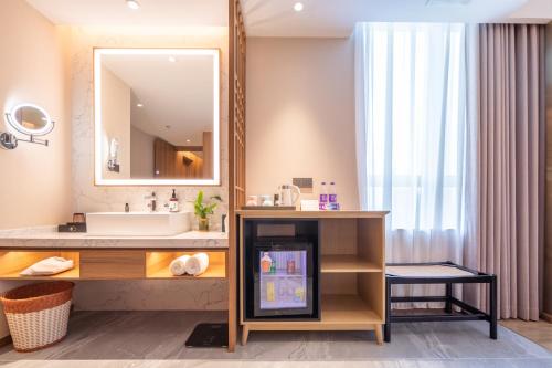 龙岗丽呈朗誉酒店（深圳龙岗大运中心城店）的一间带水槽和镜子的浴室