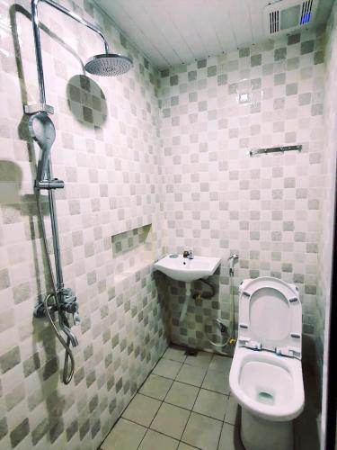 名古屋Homestay 81 Batu Batam的一间带卫生间和水槽的浴室