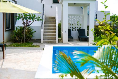 石垣岛Blue Ocean Resort的从游泳池欣赏到度假屋的景色